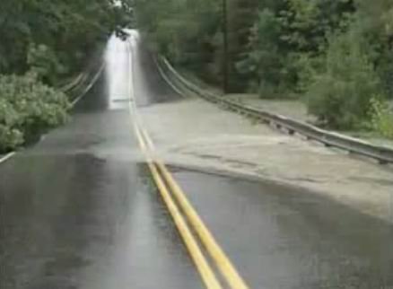 Как вода разрушает дорогу