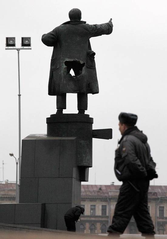 В Санкт-Петербурге подорвали памятник Ленину