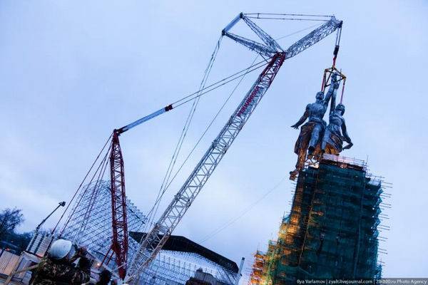 В Москве подняли памятник Рабочему и колхознице