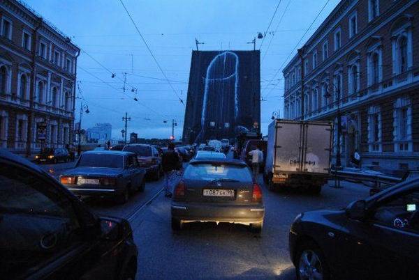 Литейный мост непристойно разукрасили