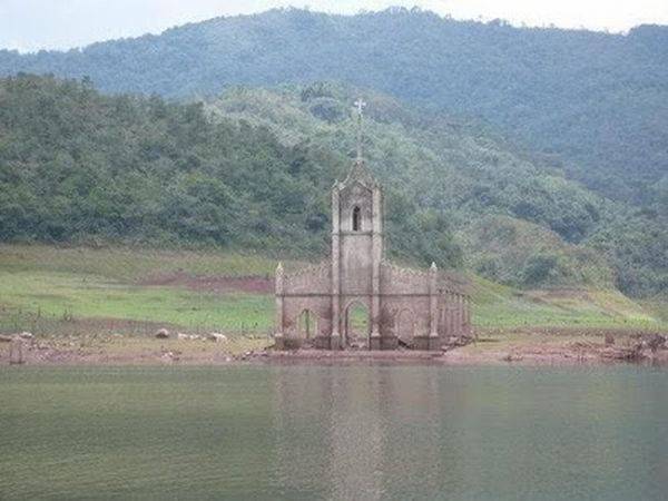 Церковь под водой