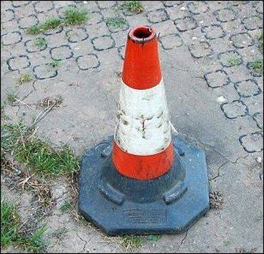 Домик в дорожном конусе (4 фото)