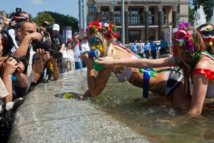 Девушки FEMEN устроили купание в фонтане