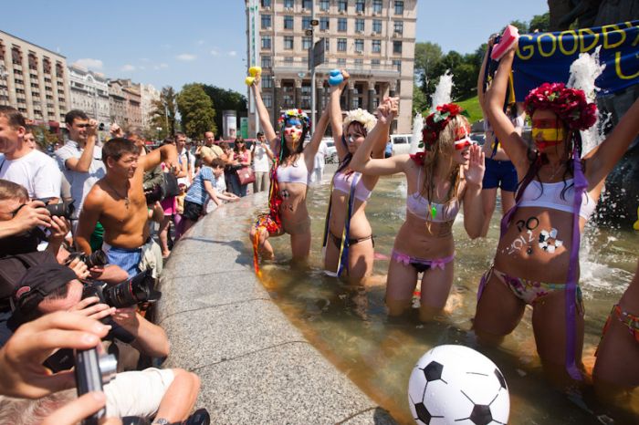 Девушки FEMEN устроили купание в фонтане