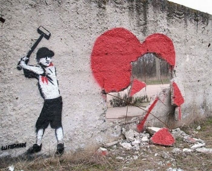 Граффити в стиле Banksy в Симферополе