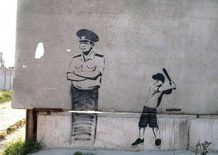 Граффити в стиле Banksy в Симферополе