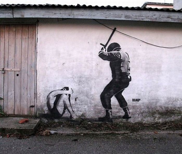 Граффити в стиле Banksy в Симферополе