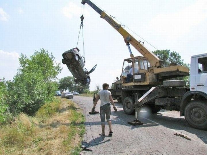 Эвакуация авто после аварии (3 фото)