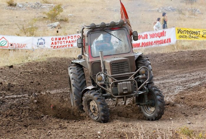 Гонки на тракторах в Крыму