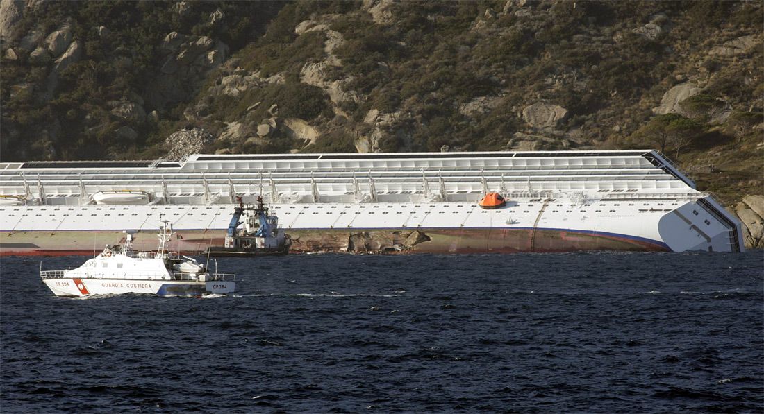 Круизный лайнер Costa Concordia тонет у берегов Италии