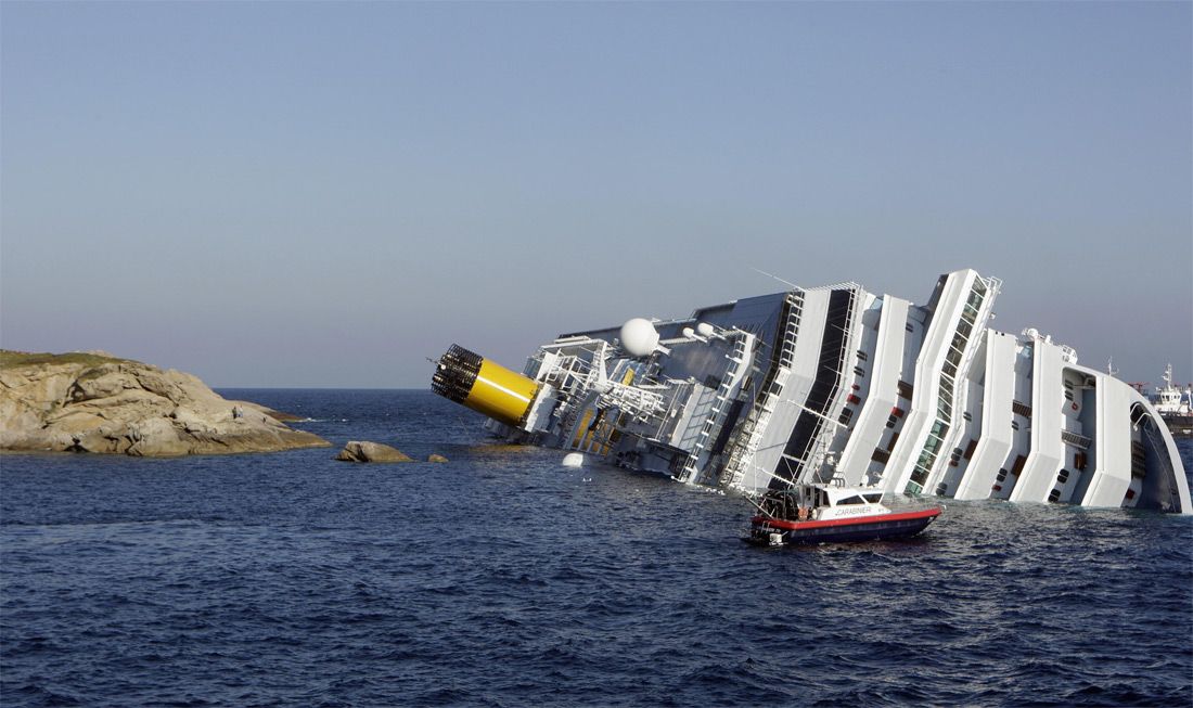 Круизный лайнер Costa Concordia тонет у берегов Италии