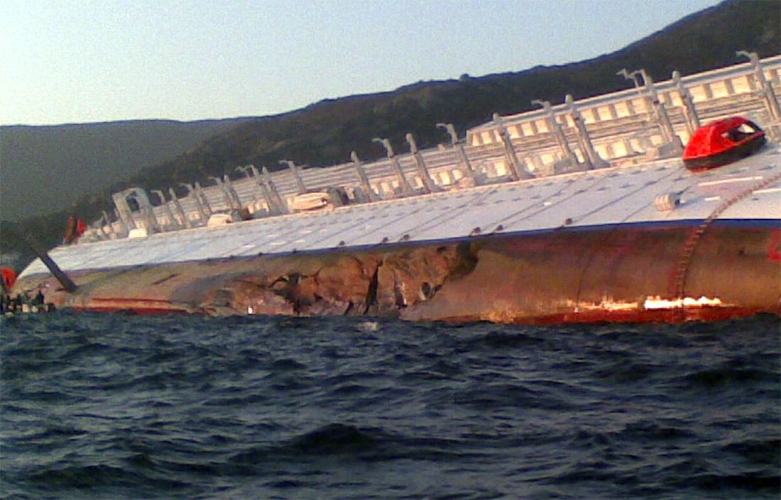 Круизный лайнер Costa Concordia тонет у берегов Италии