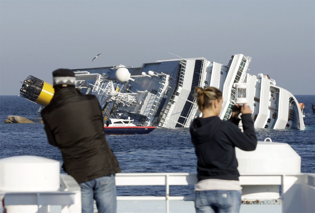 Круизный лайнер Costa Concordia тонет у берегов Италии