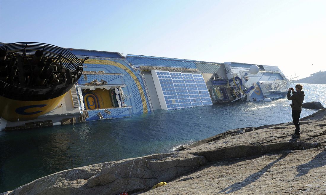 Круизный лайнер Costa Concordia тонет у берегов Италии