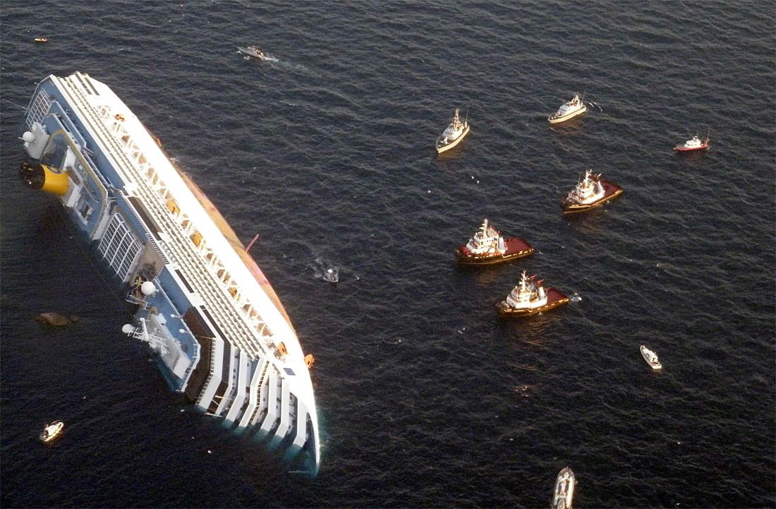 Круизный лайнер Costa Concordia тонет у берегов Италии