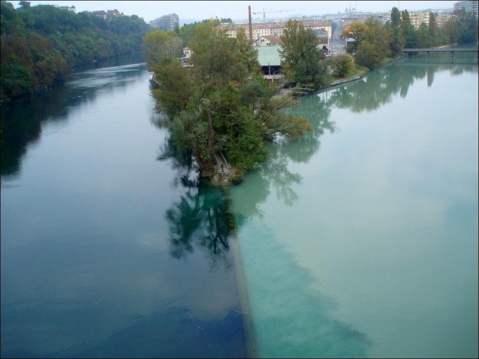 Слияние рек Рона и Арва в Женеве (3 фото)