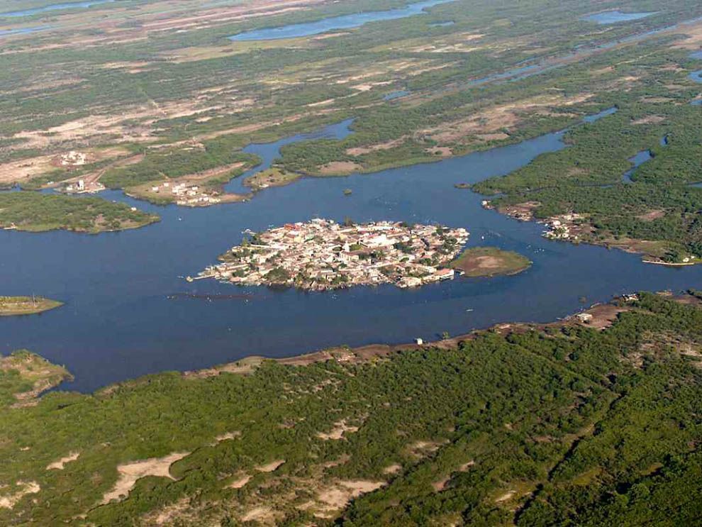 Мескальтитан – город на воде (12 фото)