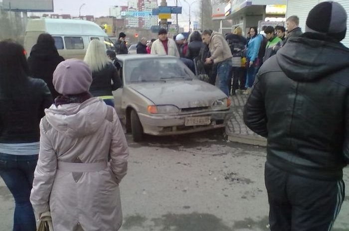 Пьяный водитель влетел в автобусную остановку в Екатеринбурге (7 фото)