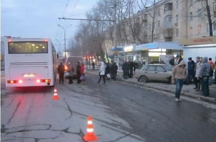 Пьяный водитель влетел в автобусную остановку в Екатеринбурге (7 фото)