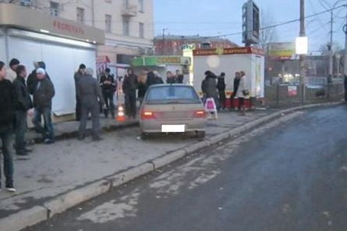 Пьяный водитель влетел в автобусную остановку в Екатеринбурге (7 фото)