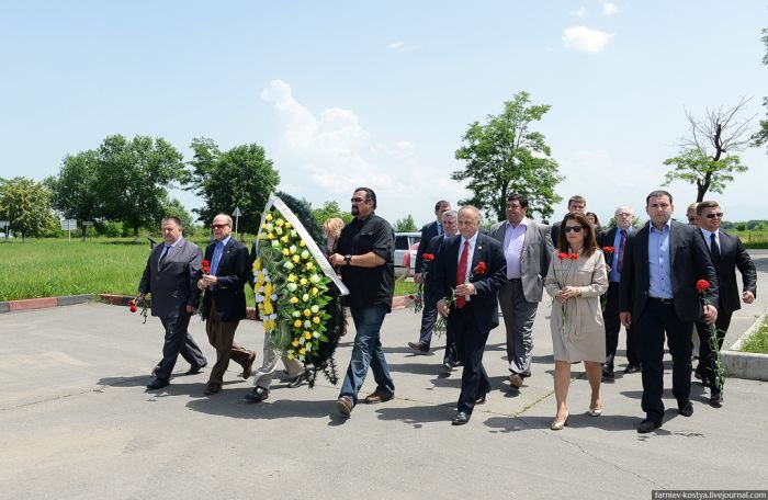 Стивен Сигал побывал с делегацией в Беслане