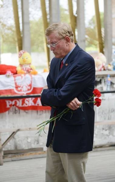 Стивен Сигал побывал с делегацией в Беслане