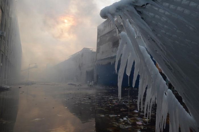 Последствия пожаротушения в зимнее время (11 фото)