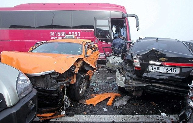 ДТП в Корее с участием сотни автомобилей