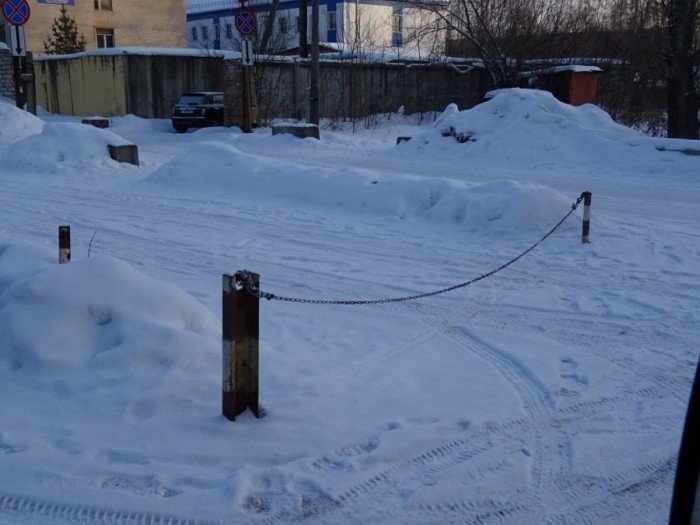 В Свердловской области происходит захват мест на дворовых парковках (12 фото)