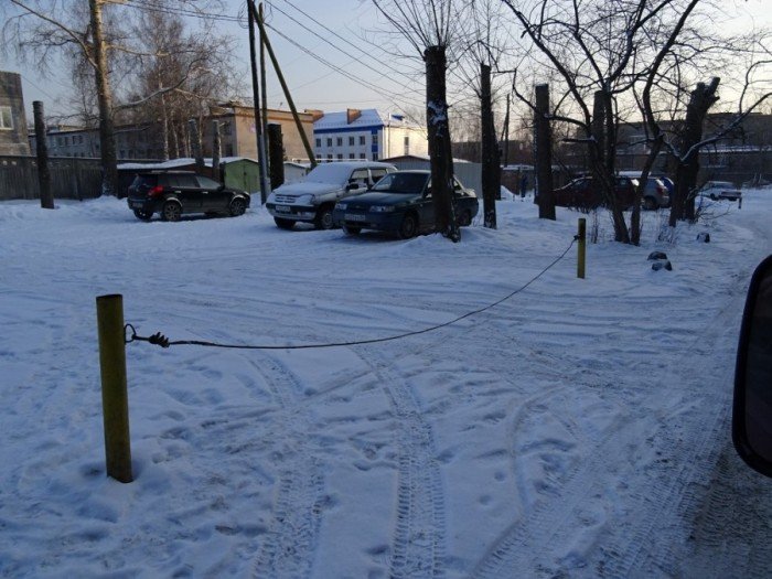 В Свердловской области происходит захват мест на дворовых парковках (12 фото)