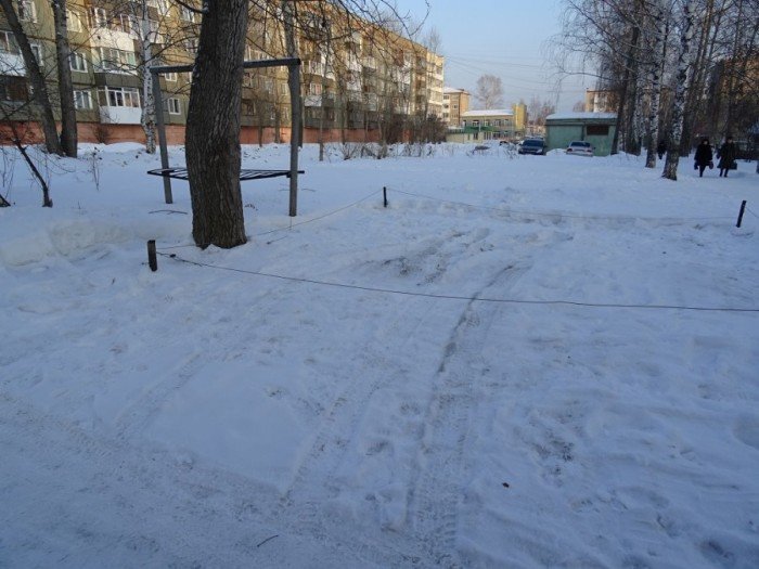 В Свердловской области происходит захват мест на дворовых парковках (12 фото)