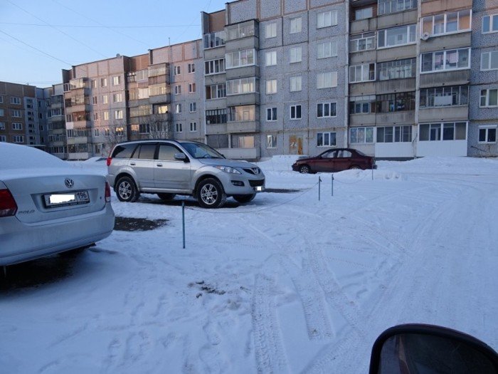 В Свердловской области происходит захват мест на дворовых парковках (12 фото)