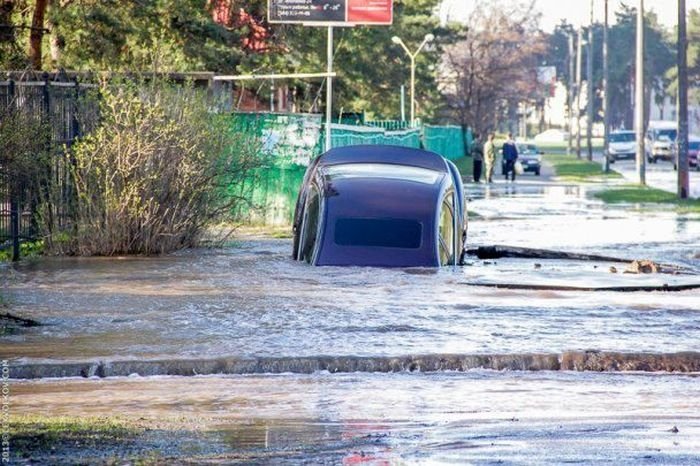 Фотографии утонувших машин ущербных водителей (47 фото)