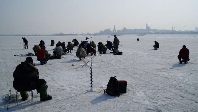 Рыбаки на зимней рыбалке (38 фото)