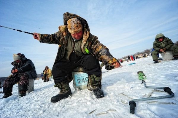 Рыбаки на зимней рыбалке (38 фото)