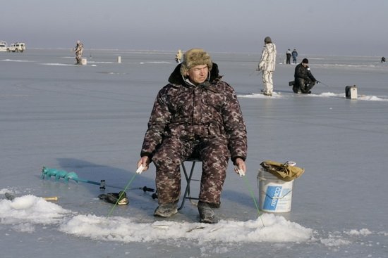 Рыбаки на зимней рыбалке (38 фото)