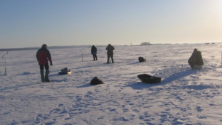 Рыбаки на зимней рыбалке (38 фото)