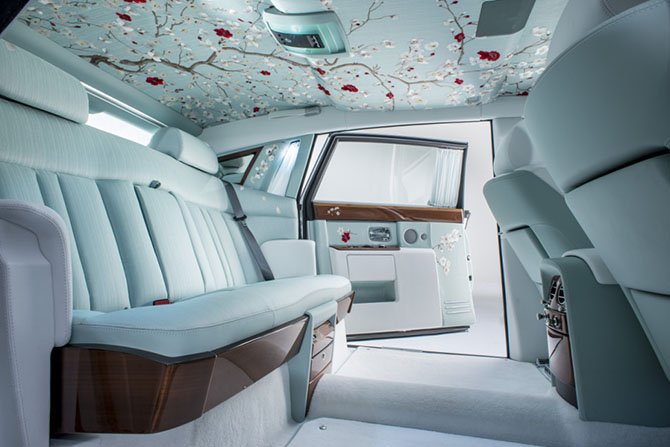 Автомобиль с шикарным интерьером Rolls-Royce Phantom Serenity