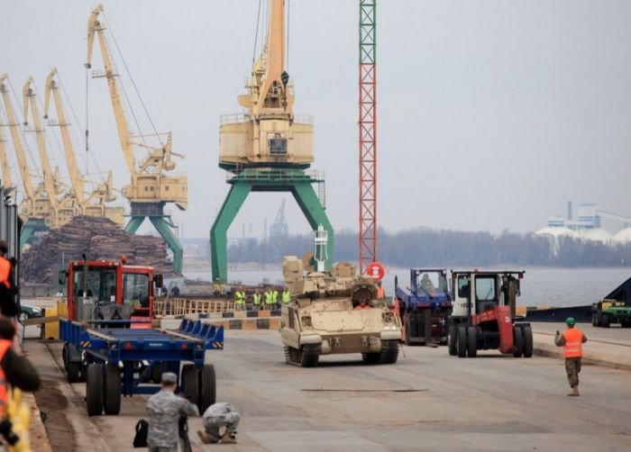 В Латвию пригнали Американскую военную технику сомнительного качества