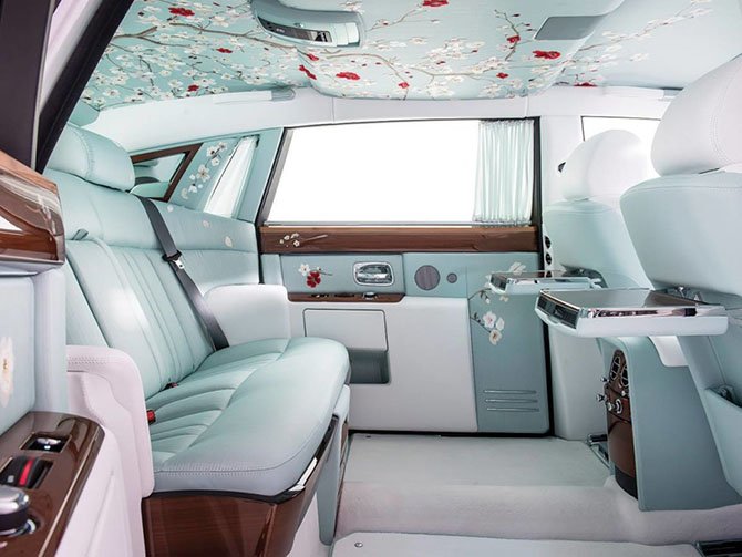 Автомобиль с шикарным интерьером Rolls-Royce Phantom Serenity